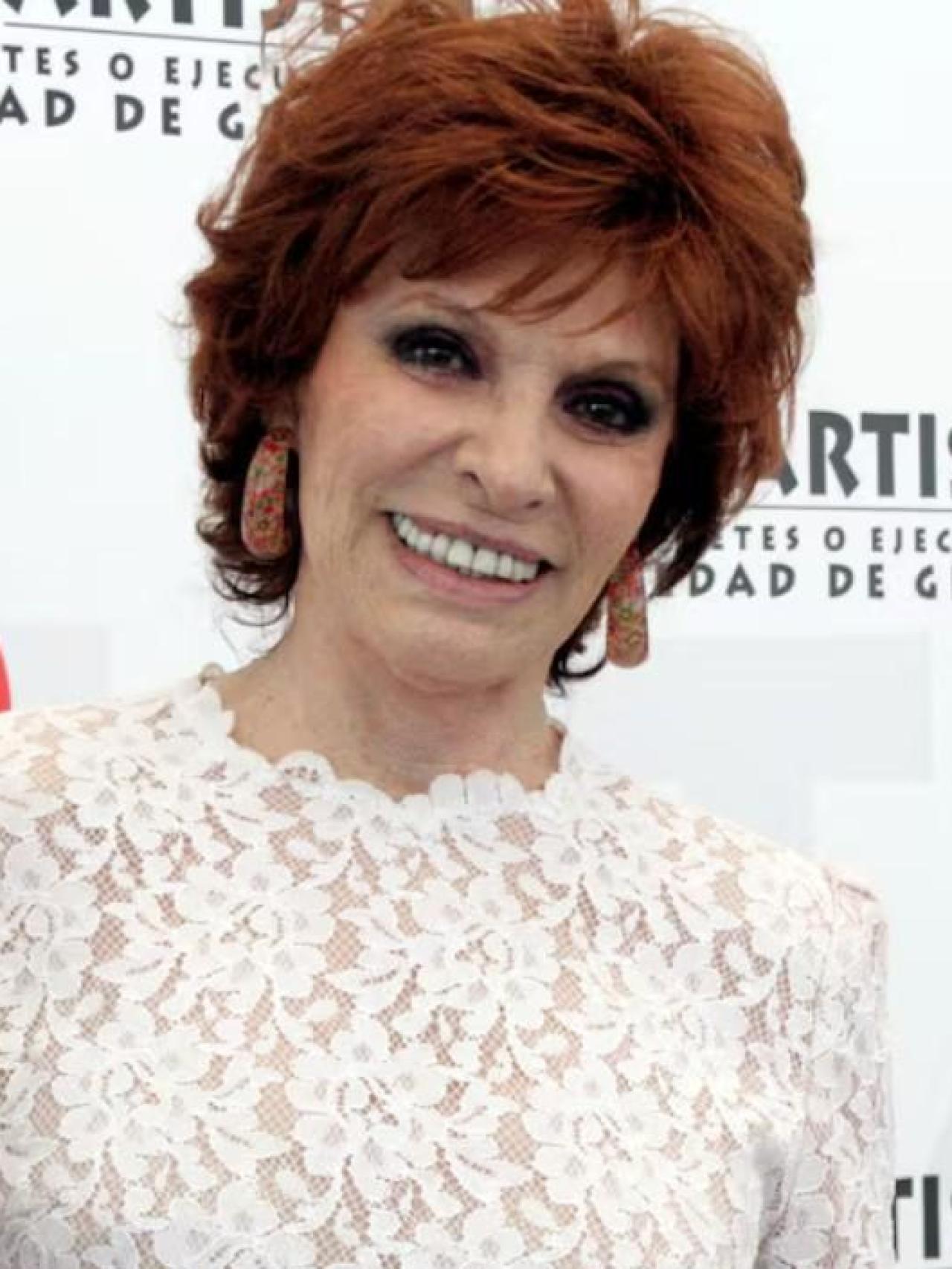 La artista Encarnita Polo, en el año 2012, mostrando un premio.