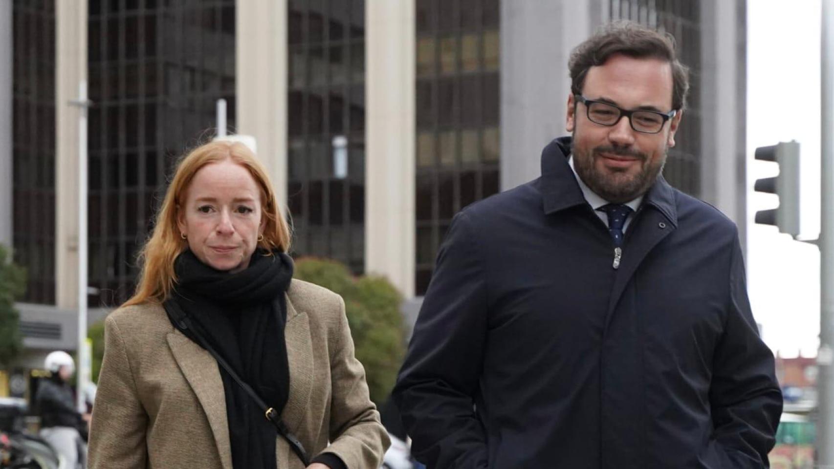 Miguel Escassi, responsable de Relaciones Institucionales de Google España, este domingo ante los Juzgados de la Plaza Castilla junto a su abogada.