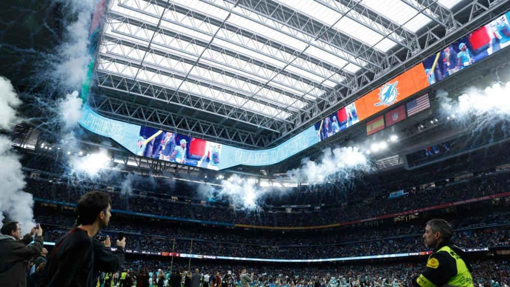 El Bernabéu, engalanado para el partido de la NFL entre los Dolphins y los Commanders.