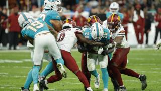 Una imagen del juego entre delfines y comandantes.