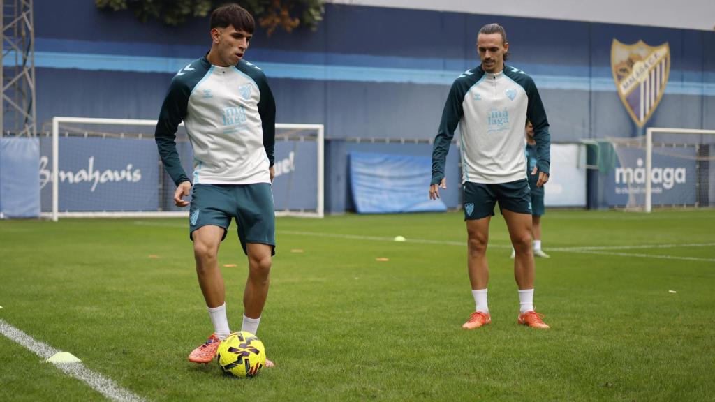 Izan Merino y Ángel Recio durante un entrenamiento con el Málaga CF