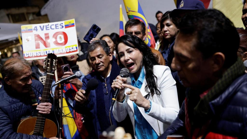 La candidata correísta Luisa González celebra los resultados del referéndum.