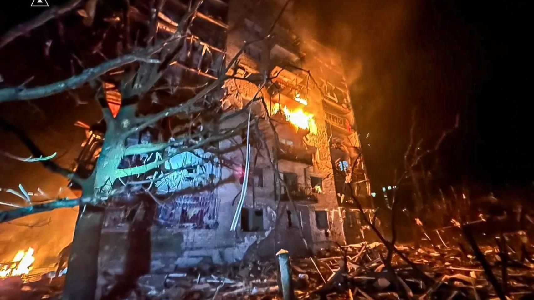 Un edificio en llamas tras el ataque ruso en Balaklia.