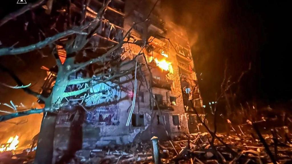 Un edificio en llamas tras el ataque ruso en Balaklia.