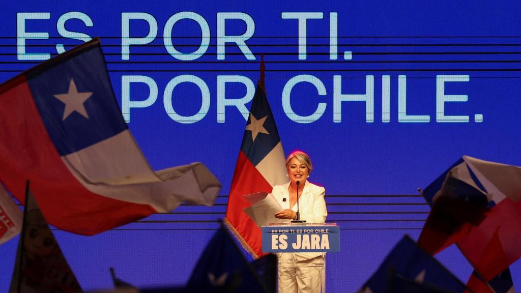 La izquierdista Jeannette Jara celebra su victoria en la primera vuelta de las elecciones en Chile.