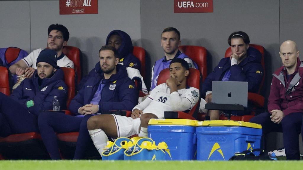 Bellingham, con gesto serio en el banquillo de Inglaterra