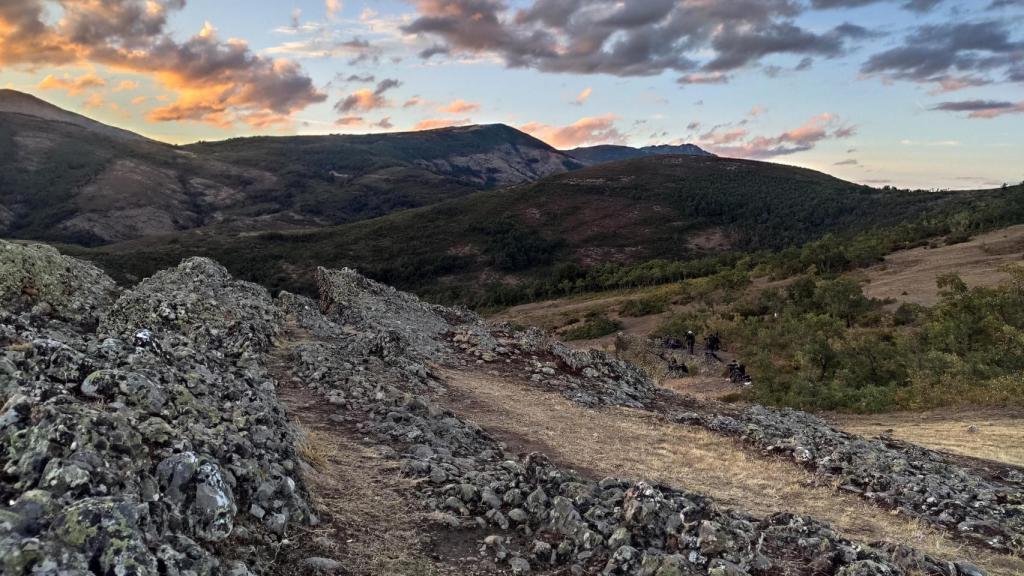 Grupo observando el lobo en las Tenadas de Resoba, un lugar privilegiado.