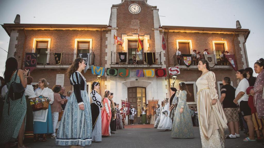 La celebración de la llegada de Carlos V convierte a Mojados en una vibrante y colorido escenario.