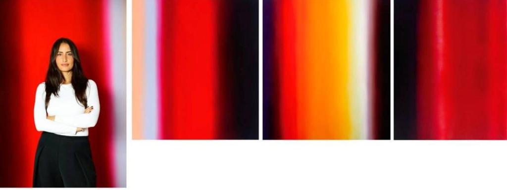 Rachel Valdes junto a sus obras.