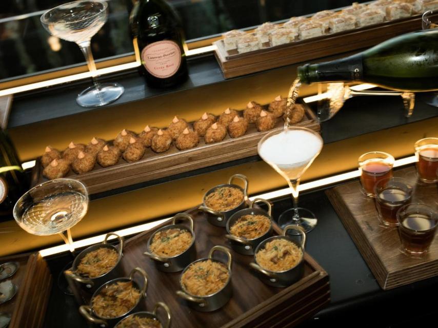 Los platos junto a sus coctktails.