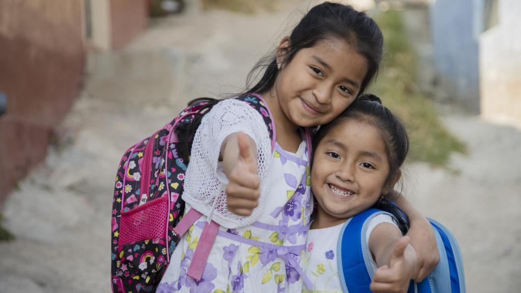 Niñas de camino a la escuela en Perú.