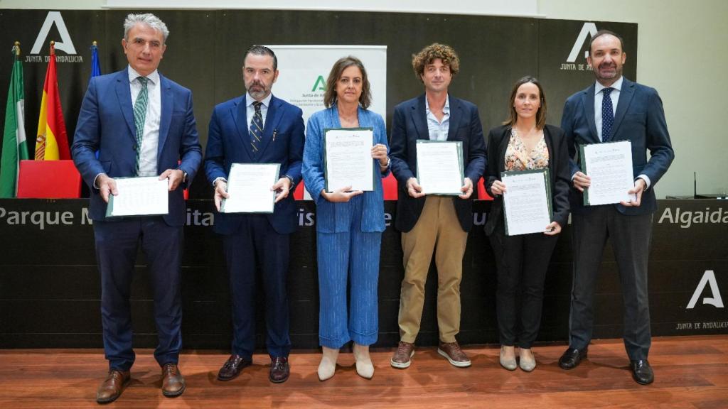 Foto de familia en el Centro de Visitantes Casa de los Toruños del Parque Natural Bahía de Cádiz.