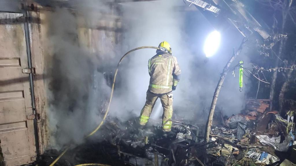 Arde en Muxía (A Coruña) un contenedor de mercancías que se utilizaba como taller