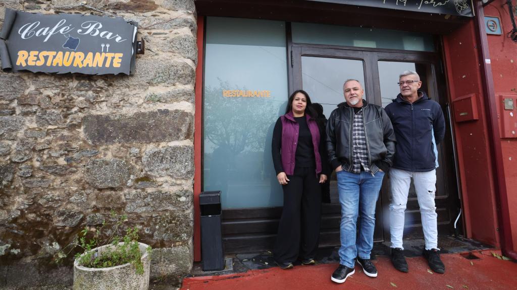 Los tres madrileños frente al bar-restaurante de Monleón.