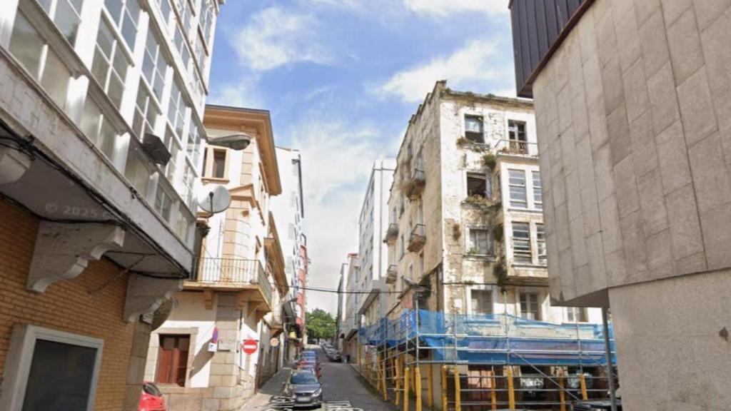 Edificio en ruinas de la calle Sánchez Barcaiztegui en Ferrol.