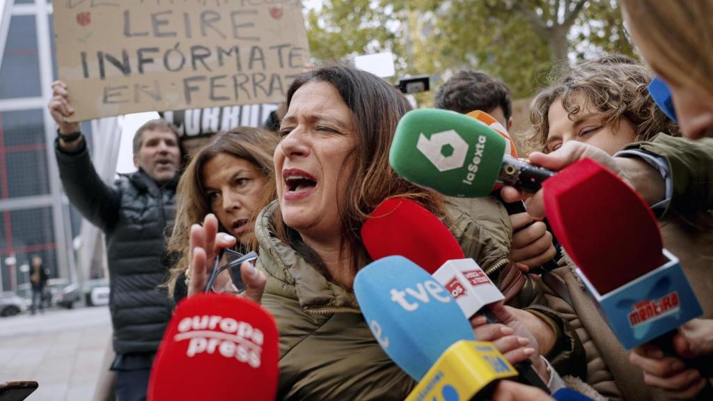 Leire Díez, exmilitante del PSOE, a las puertas de los Juzgados de Plaza de Castilla, este lunes.