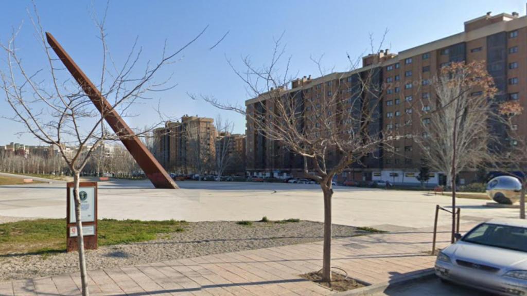 El reloj solar de Vadorrey, desde el Paseo de la Ribera