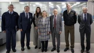 La secretaria de Estado de Defensa, Amparo Valcarce (c), durante su vista al CETAF