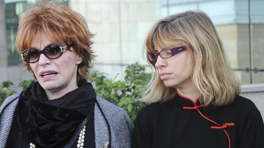 Raquel Waitzman, hija de Encarnita Polo, con el artista.