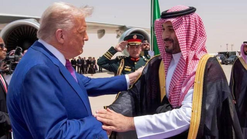 El presidente de Estados Unidos, Donald Trump, estrecha la mano del príncipe heredero saudí Mohammed Bin Salman durante una ceremonia de bienvenida en Riad, Arabia Saudita, el 13 de mayo de 2025.