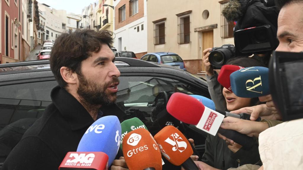Cayetano Rivera, atendiendo a la prensa.