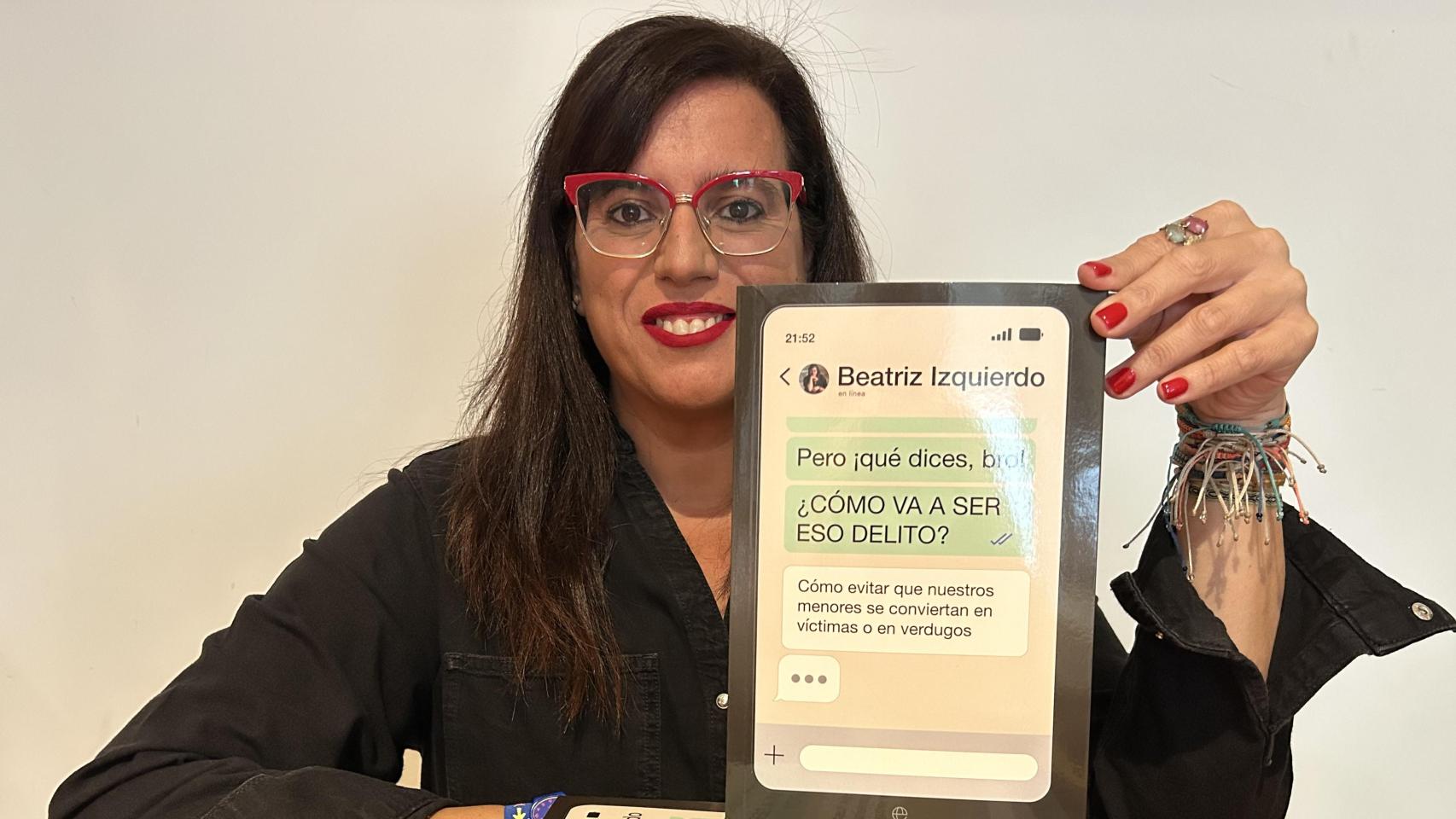 Beatriz Izquierdo posando con la portada de su libro.