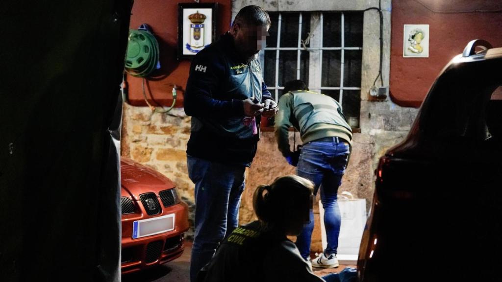 Una joven ha fallecido este sábado tras ser apuñalada en el vientre por una menor de edad que formaba parte de la familia y ha sido detenida.