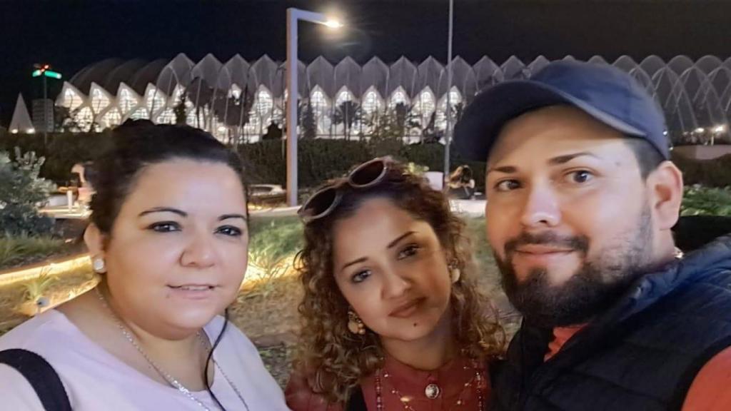 Yuri, junto a su cuñada, la difunta Bessy Patricia García Pineda, y su difunto hermano, Jesús Orlando Córdova Duarte, atropellados mortalmente por un kamikaze en Canals en el año 2022.