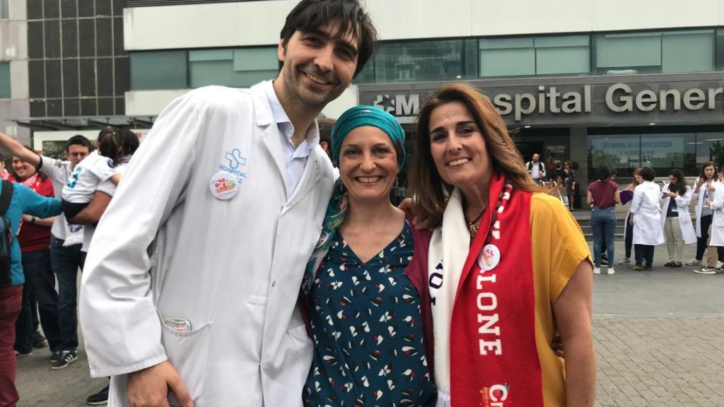 (De izquierda a derecha) El Dr Antonio Pérez, Director de la Unidad CRIS de terapias avanzadas de cáncer infantil; Ana Cardona, paciente y Marta Cardona, presidenta de CRIS contra el cáncer.