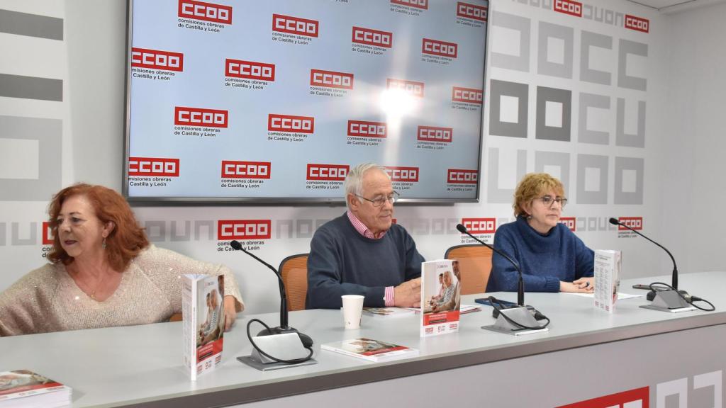 De izquierda a derecha: la secretaria general de Pensionistas de CC.OO. CyL, Marisol García, el secretario general de Pensionistas a nivel nacional, Juan Sepúlveda, y la secretaria general de CC.OO. CyL, Ana Fernández
