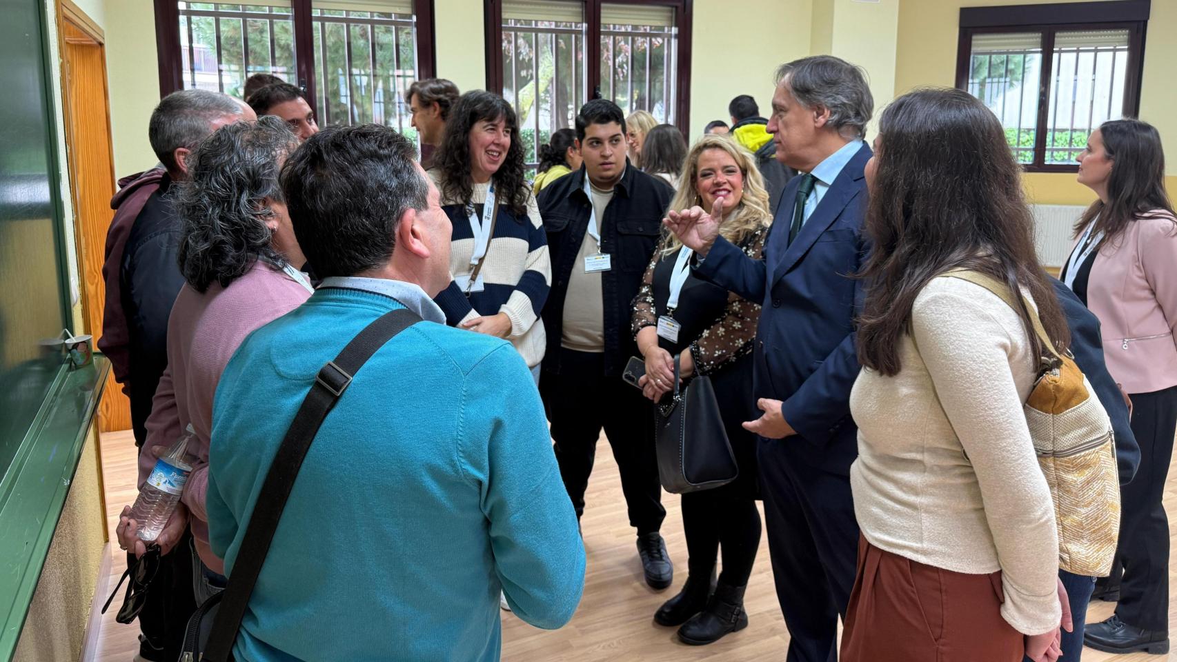 El alcalde de Salamanca, Carlos García Carbayo, durante la jornada 'El emprendimiento desde la economía social' del proyecto Laboris Helmántica en en la Casa de la Mujer 'Clara Campoamor', este lunes
