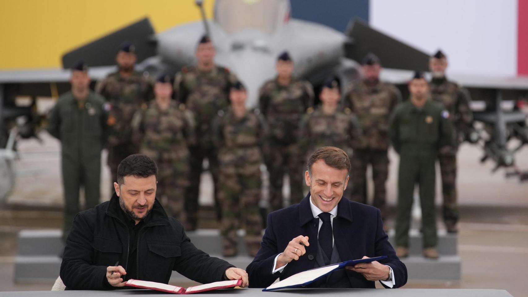 Zelensky y Macron durante la firma del acuerdo