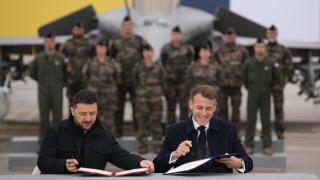 Zelensky y Macron durante la firma del acuerdo
