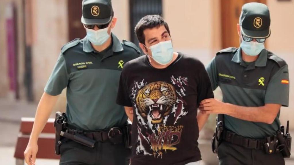 Antonio 'El Manchego', el 1 de junio de 2022, custodiado por dos guardias civiles, a su llegada a los juzgados de Xàtiva.