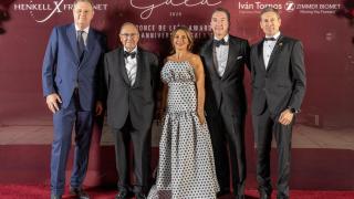 La presidenta de la Cámara, Mónica Vázquez, en el centro, escoltada por los galardonados.