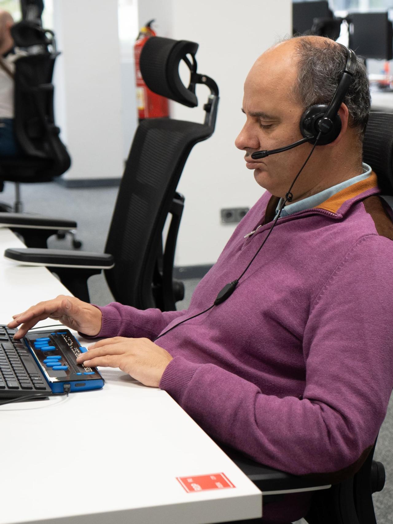 Rubén Domínguez, trabajando en el software del centro de control de satélites