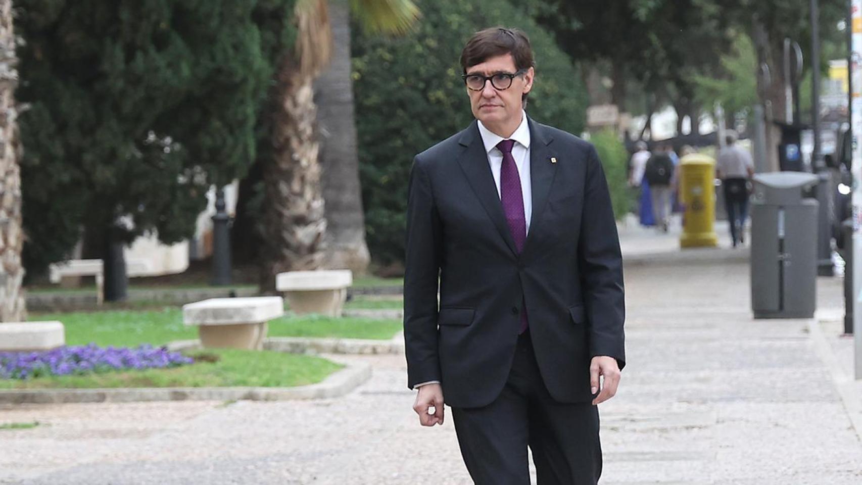 Salvador Illa caminando por la calle.