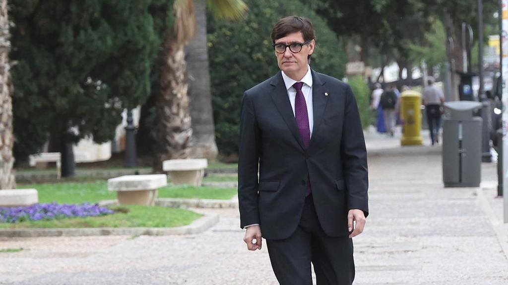 Salvador Illa caminando por la calle.