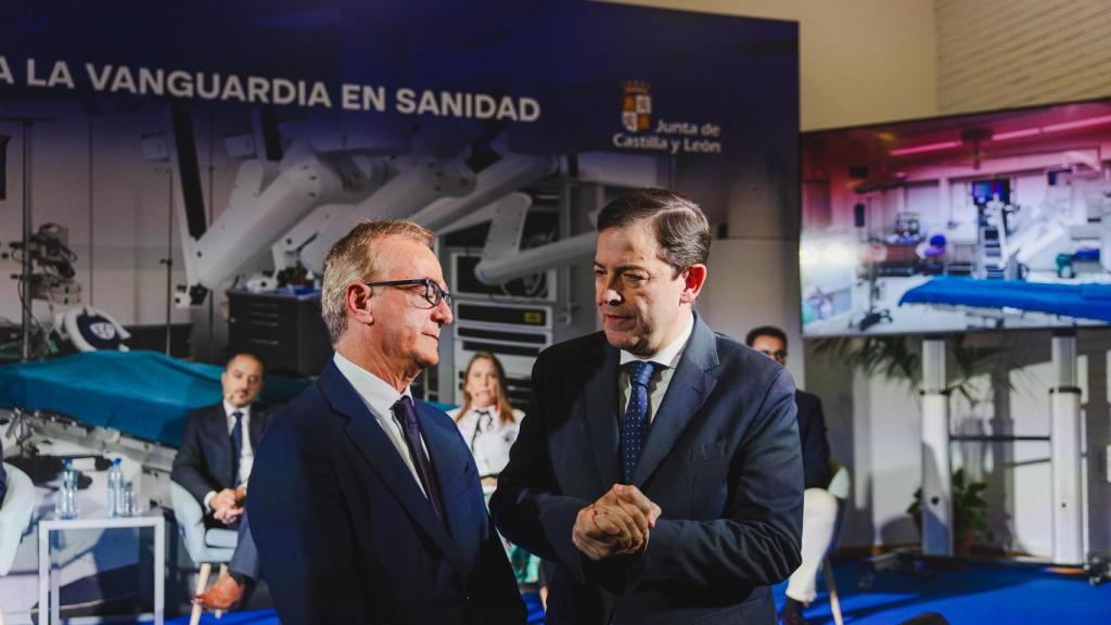 El presidente de la Junta, Alfonso Fernández Mañueco, clausura la primera jornada ''Castilla y León a la vanguardia de la innovación en cirugía robótica'', una vez finalizado el coloquio ‘Desafíos y Oportunidades de la cirugía robótica. Una visión global’.