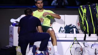 Carlos Alcaraz, recibiendo tratamiento médico durante la final de las ATP Finals