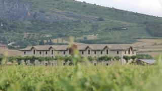Edificio de la bodega Otazu en un señorío del siglo XII.