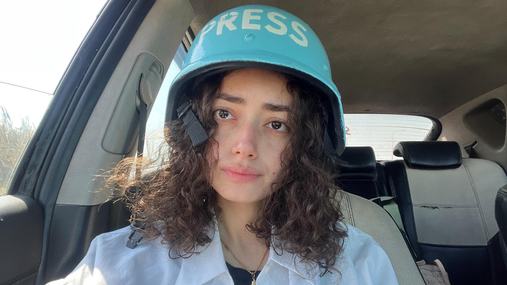 La gazatí Plestia Alaqad se encargó de cubrir el genocidio en Gaza sobre el terreno.