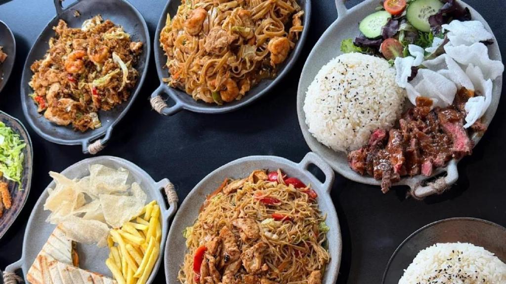 Platos de comida del restaurante.