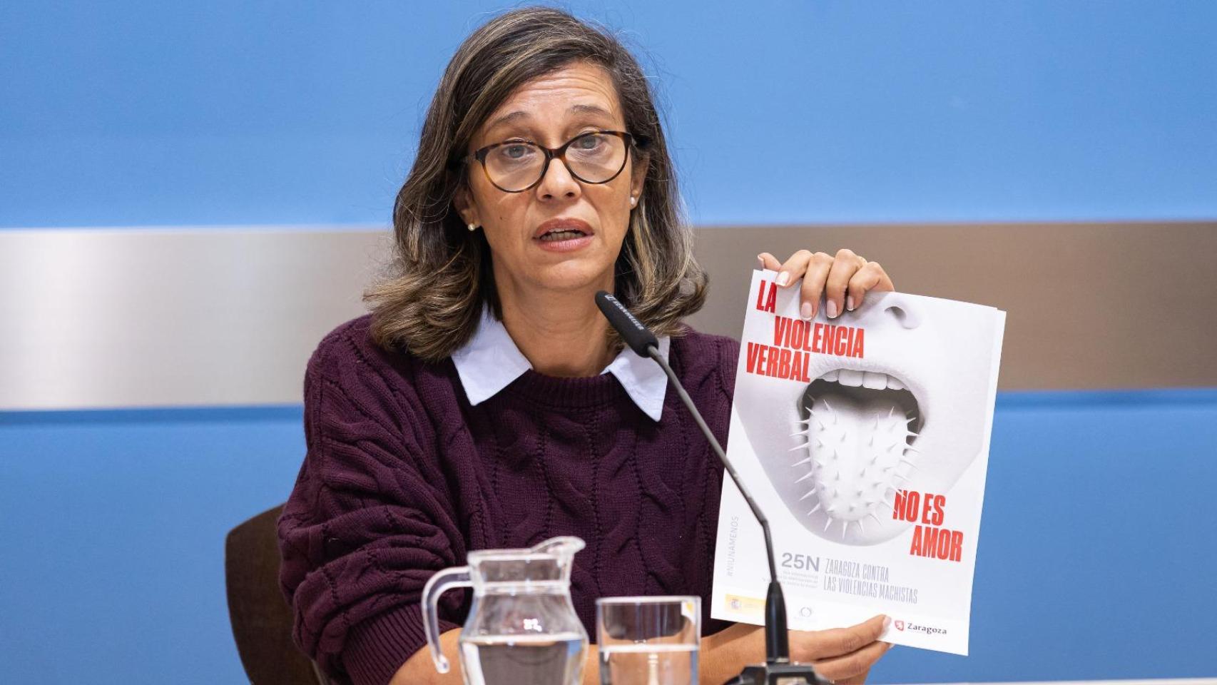 La concejala de Políticas Sociales e Igualdad, Marian Orós, durante la presentación de la campaña del 25N