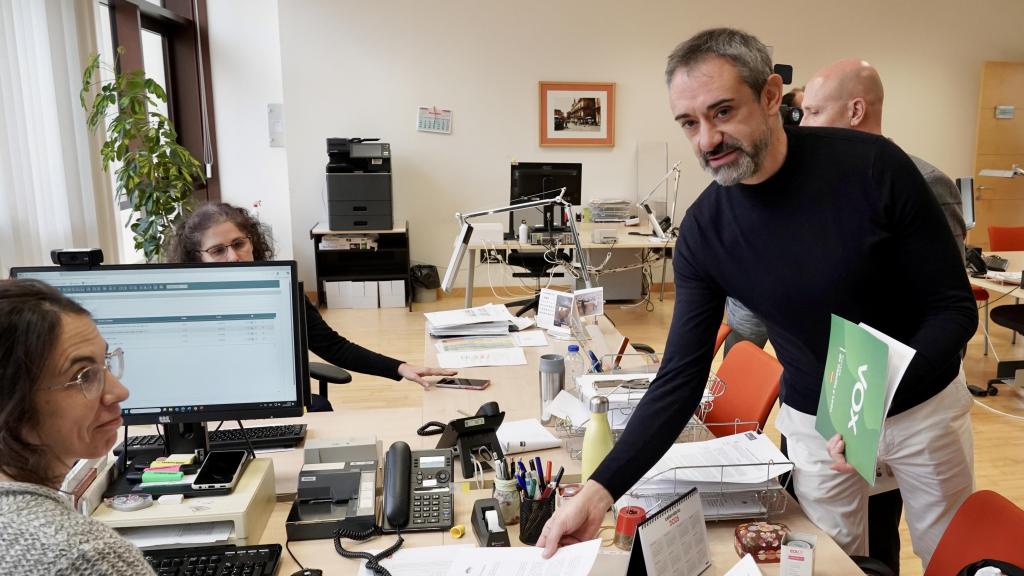 El portavoz de Vox en las Cortes de Castilla y León, David Hierro, durante el registro de la enmienda a la totalidad de su grupo a los presupuestos autonómicos para 2026, este lunes