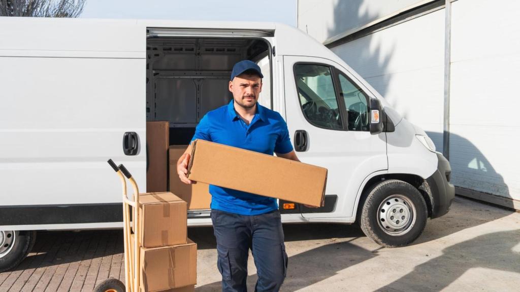 Un repartidor lleva un paquete