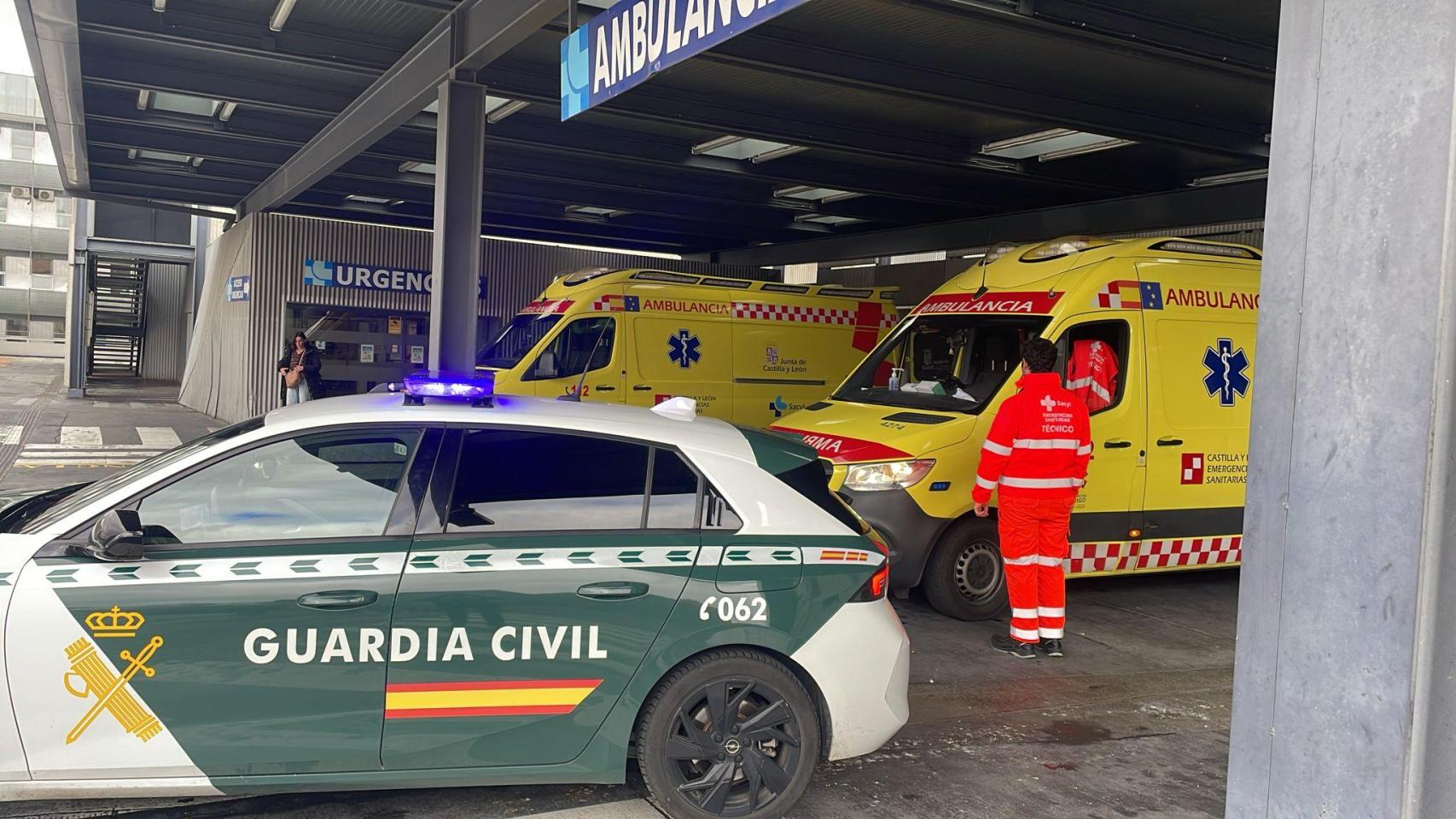 Imagen de la guardia civil escoltando a la ambulancia