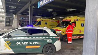 Imagen de la guardia civil escoltando a la ambulancia
