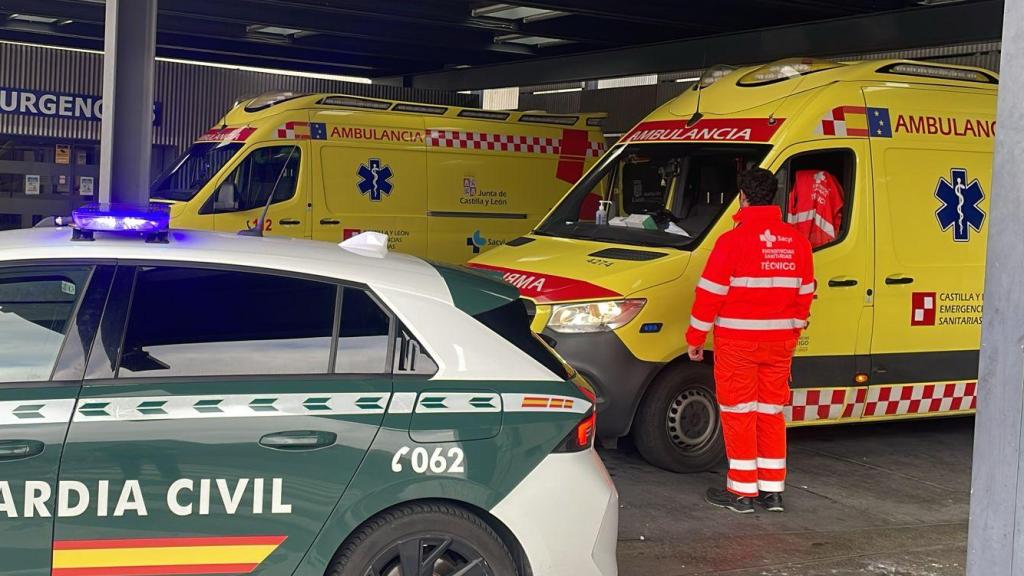 Imagen de la guardia civil escoltando a la ambulancia. Archivo