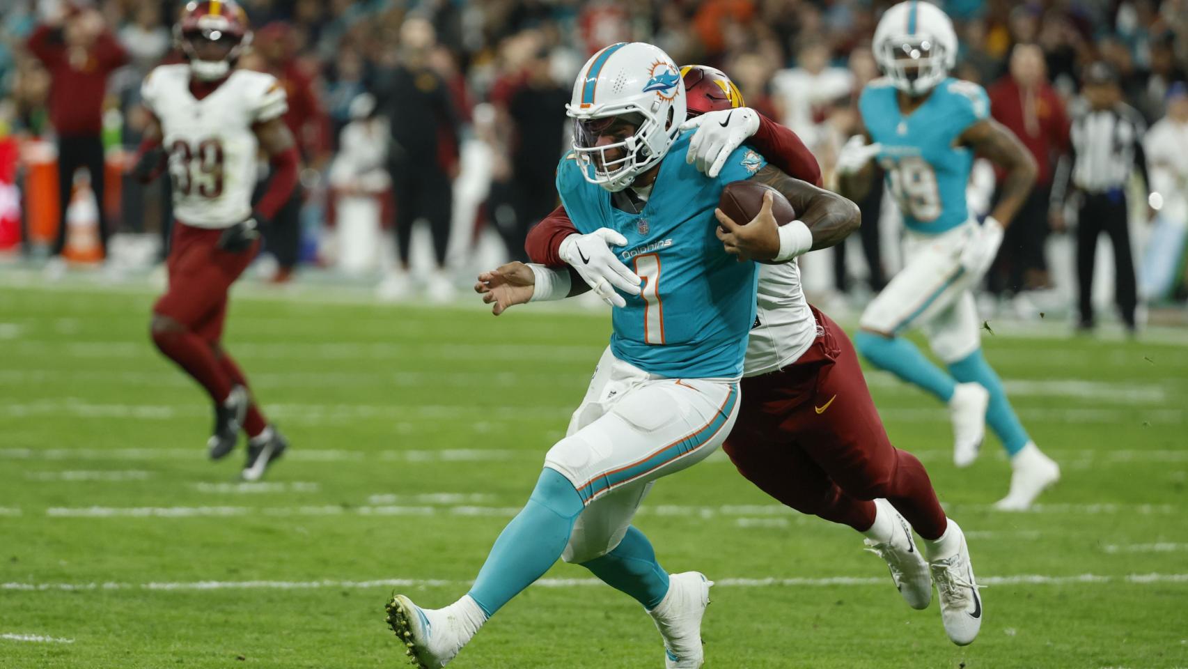 El jugador del Miami Dolphins Tua Tagovailoa, durante el partido de liga regular de la Liga de Fútbol Americano (NFL), que este domingo disputan los equipos Miami Dolphins y Washington Commanders, este domingo en el Estadio Santiago Bernabéu.